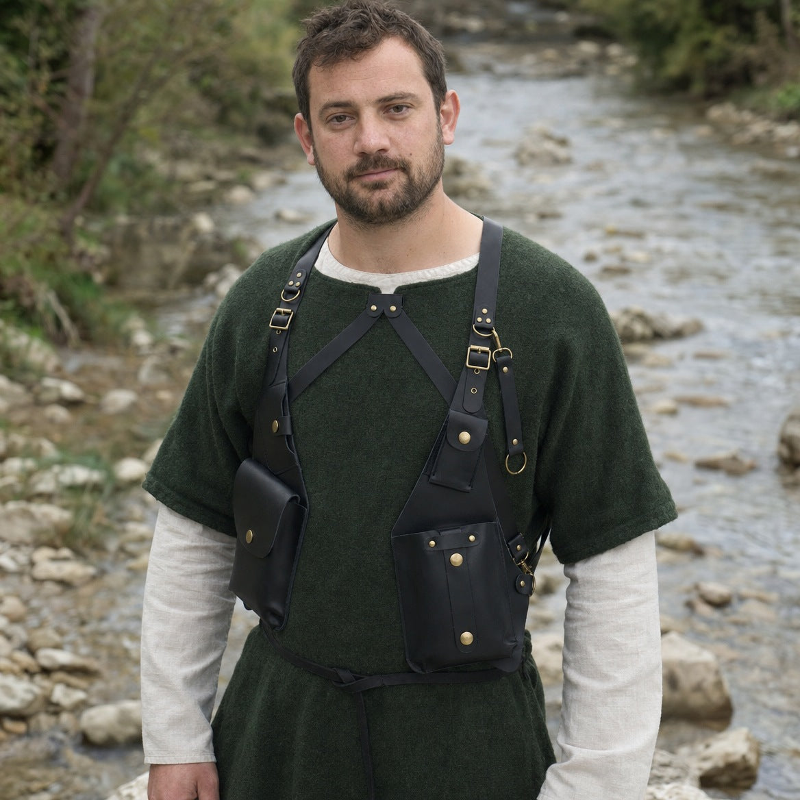 Faux leather shoulder straps on a wearer, showing the 62 cm drop from shoulder to pouch