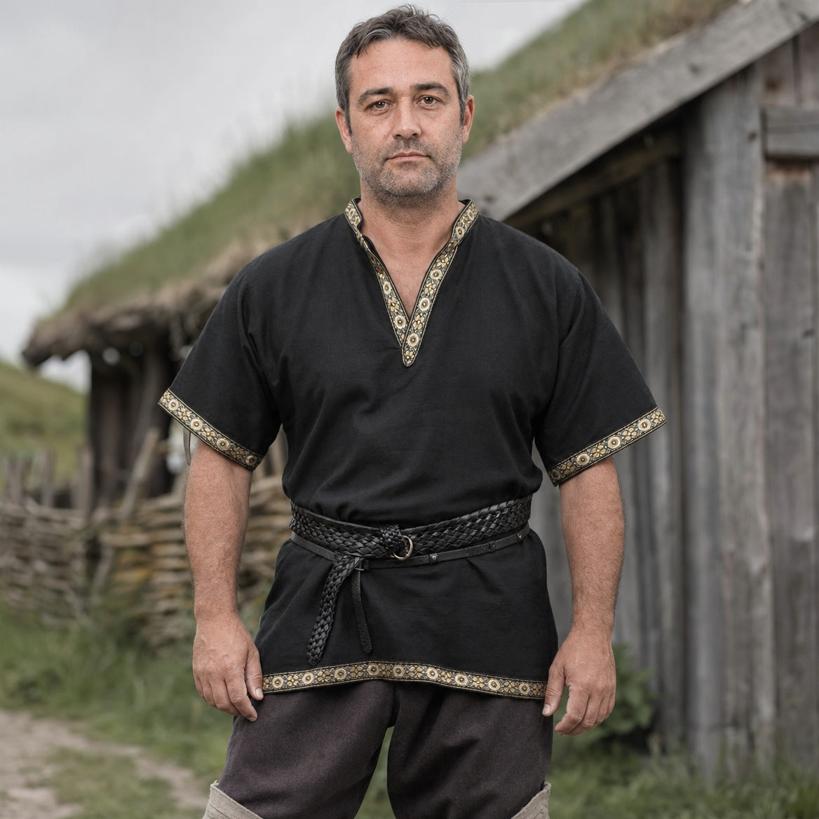 Short-sleeve V-neck tunic on a wearer, showing the 86–92 cm length