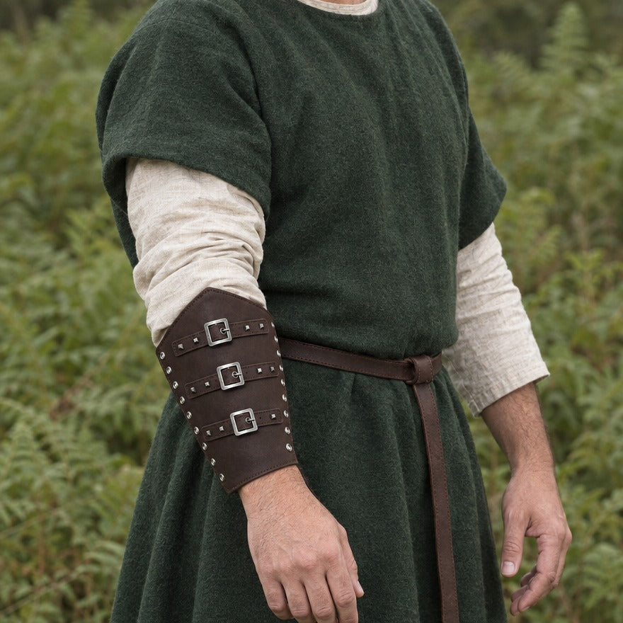 Three-buckle bracer on a forearm, showing the 19 cm length from wrist towards elbow