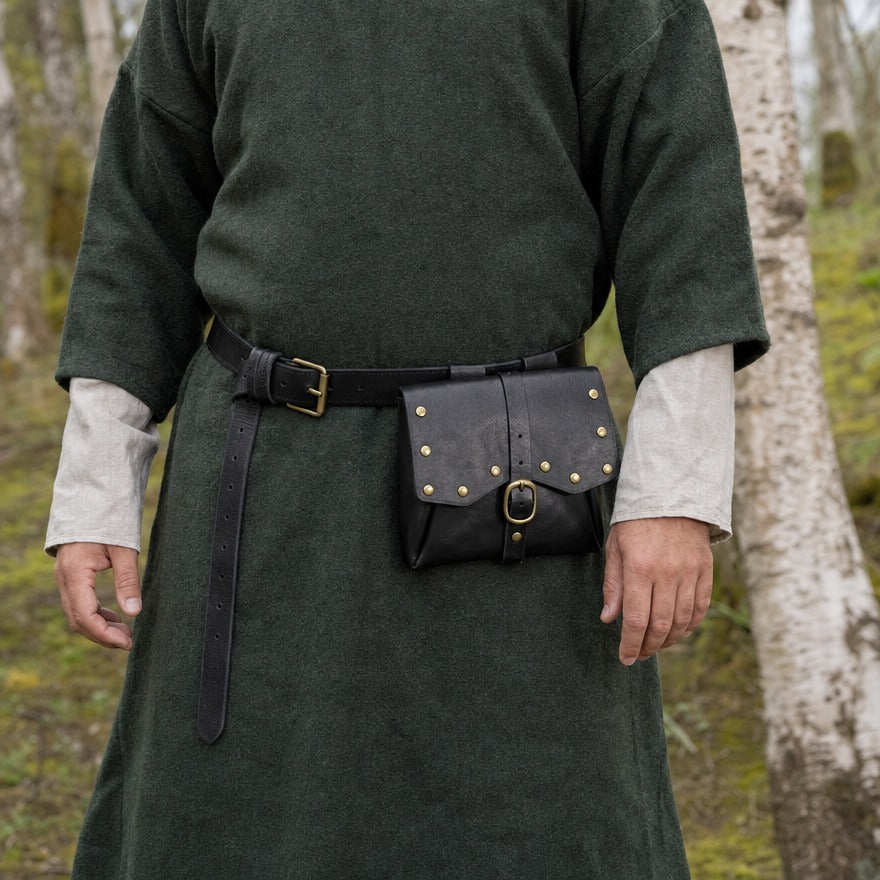 Wide faux leather belt pouch on a wearer, showing its 17.3 cm width at the hip